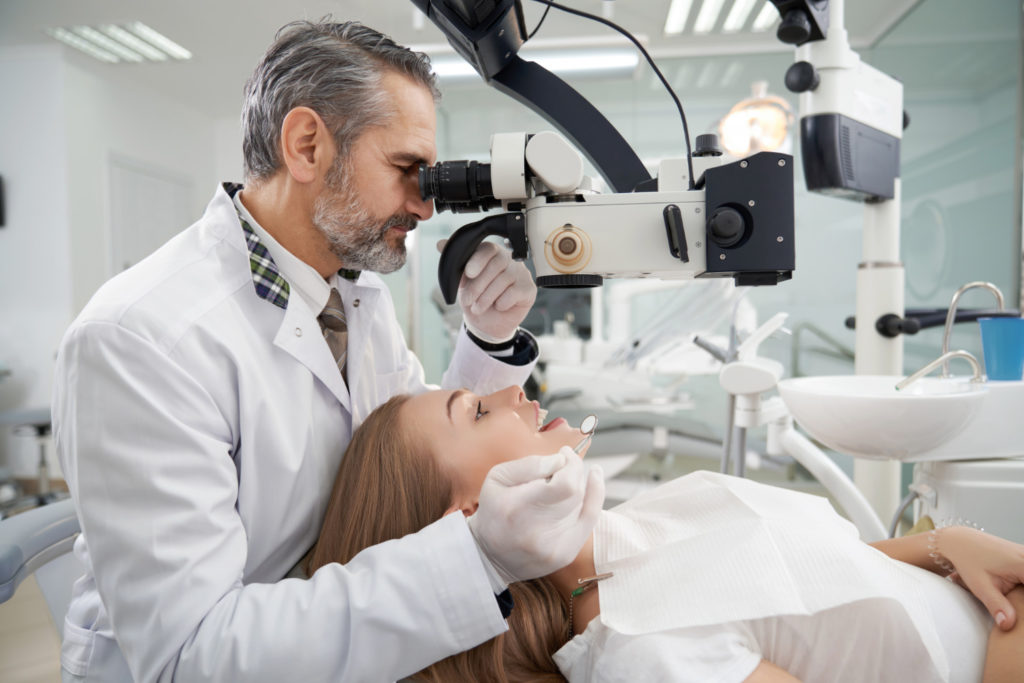 Dzięki mikroskopowi w stomatologii, w której zakres wchodzi samo rozpoznanie leczenia chorób miazgi zębowej oraz tkanek nastąpił istny przełom