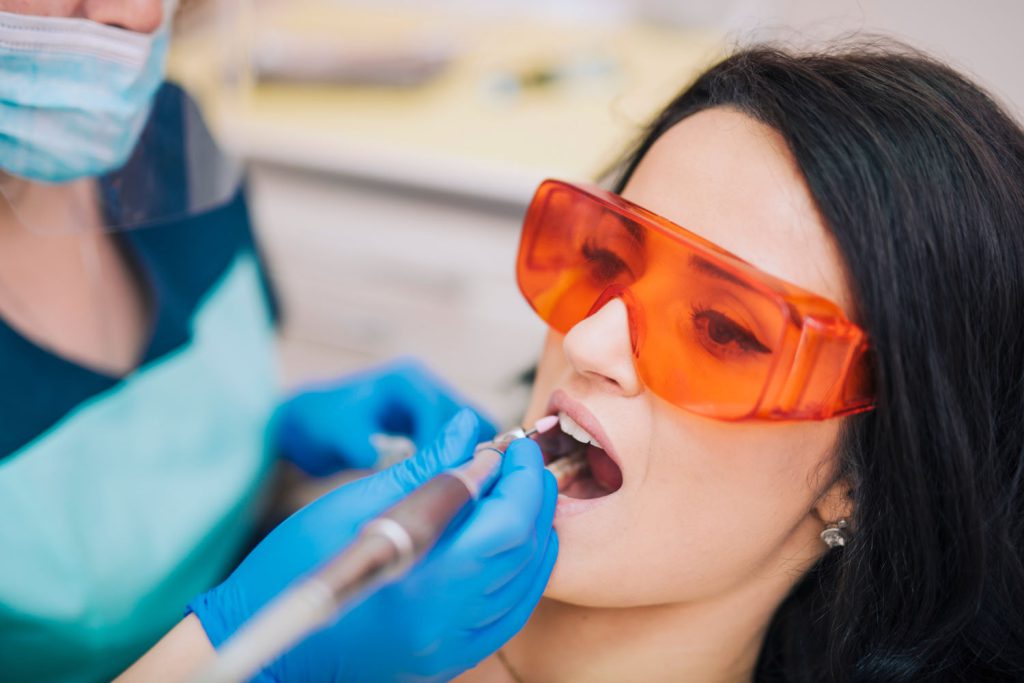 Zabieg wybielania zębów najlepiej przeprowadzić w renomowanym gabinecie stomatologicznym