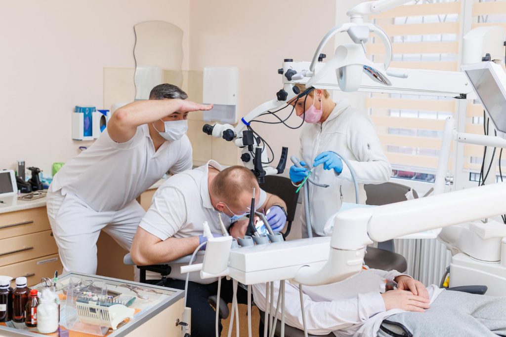 W dzisiejszych czasach, kiedy na każdym kroku słyszymy o nowych metodach leczenia, warto dowiedzieć się czegoś więcej o tak popularnej ostatnio procedurze, jaką jest leczenie zębów pod mikroskopem