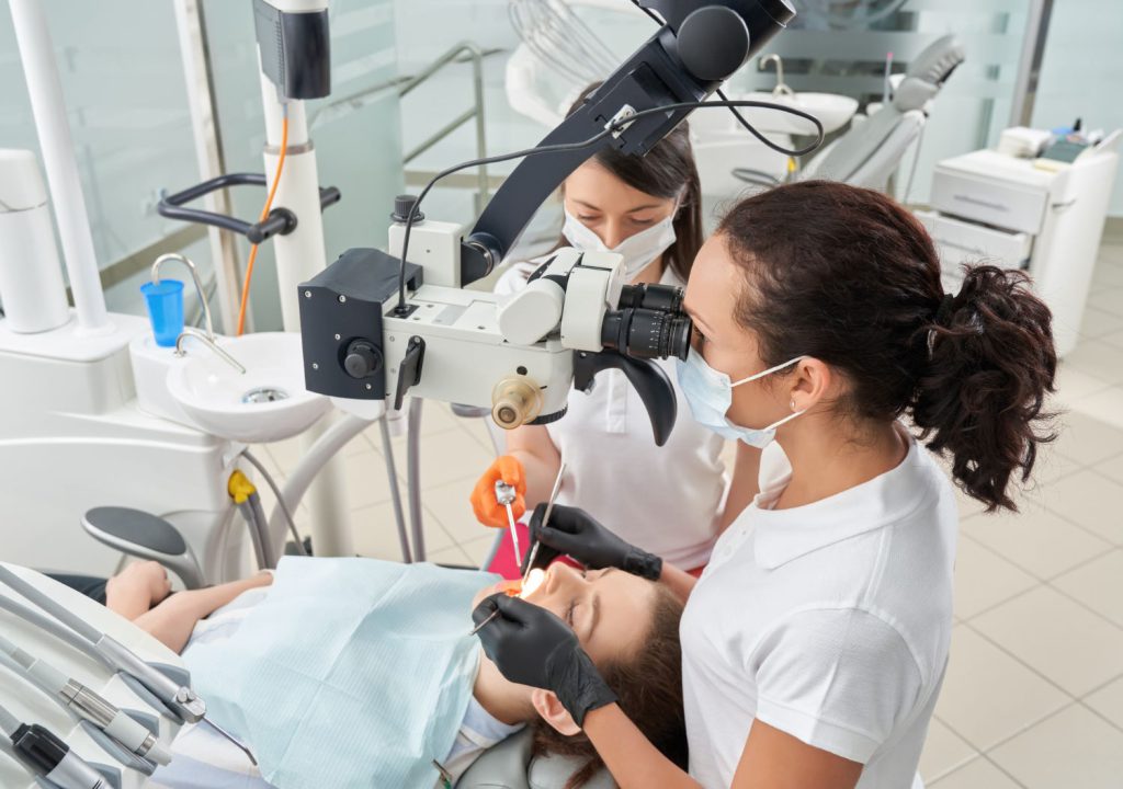 W Poznaniu znajdziesz wielu doświadczonych stomatologów, którzy korzystają z technologii mikroskopowej podczas leczenia