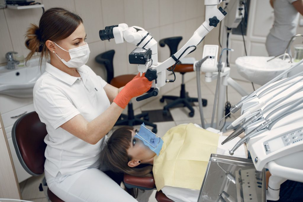 W Poznaniu znajdziesz wielu doświadczonych stomatologów, którzy korzystają z technologii mikroskopowej podczas leczenia