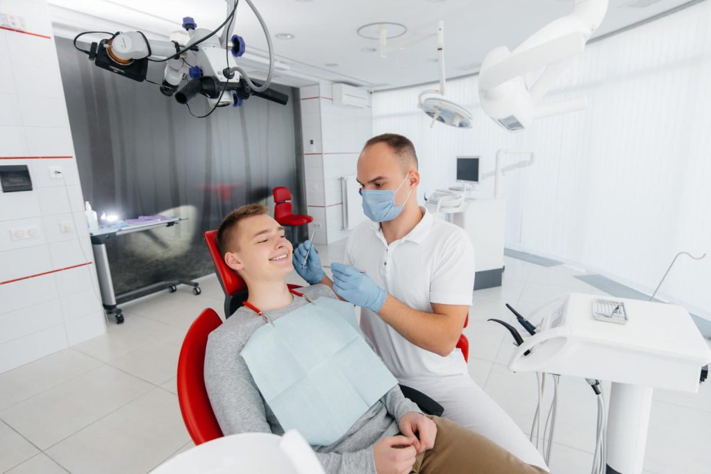 Mikroskop stosowany w stomatologii pozwala na precyzyjną diagnostykę i leczenie różnych schorzeń jamy ustnej
