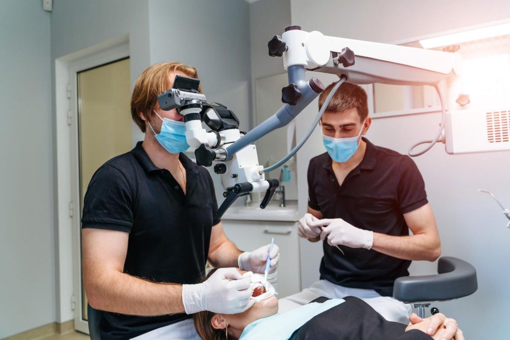 Mikroskopowa precyzja to jedna z najnowszych technologii stosowanych w stomatologii