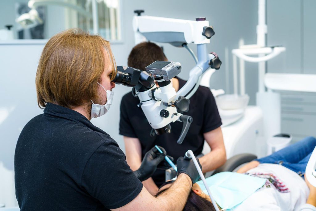 Mikroskopowa precyzja to jedna z najnowszych technologii stosowanych w stomatologii