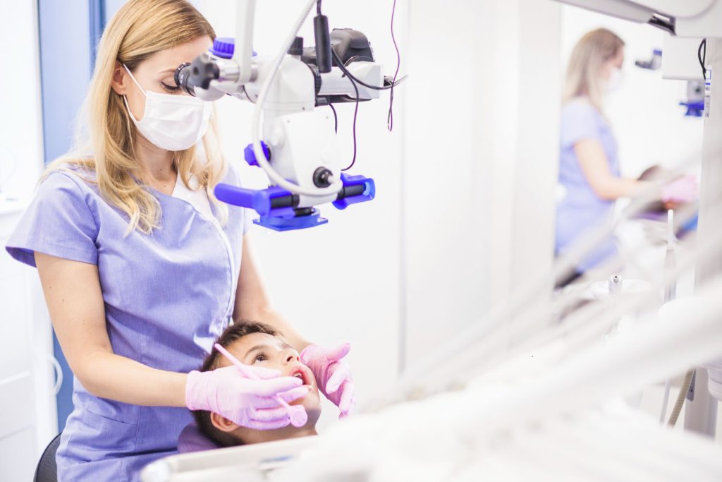 Mikroskopowe leczenie zębów niesie ze sobą wiele korzyści zarówno dla pacjenta, jak i dla stomatologa