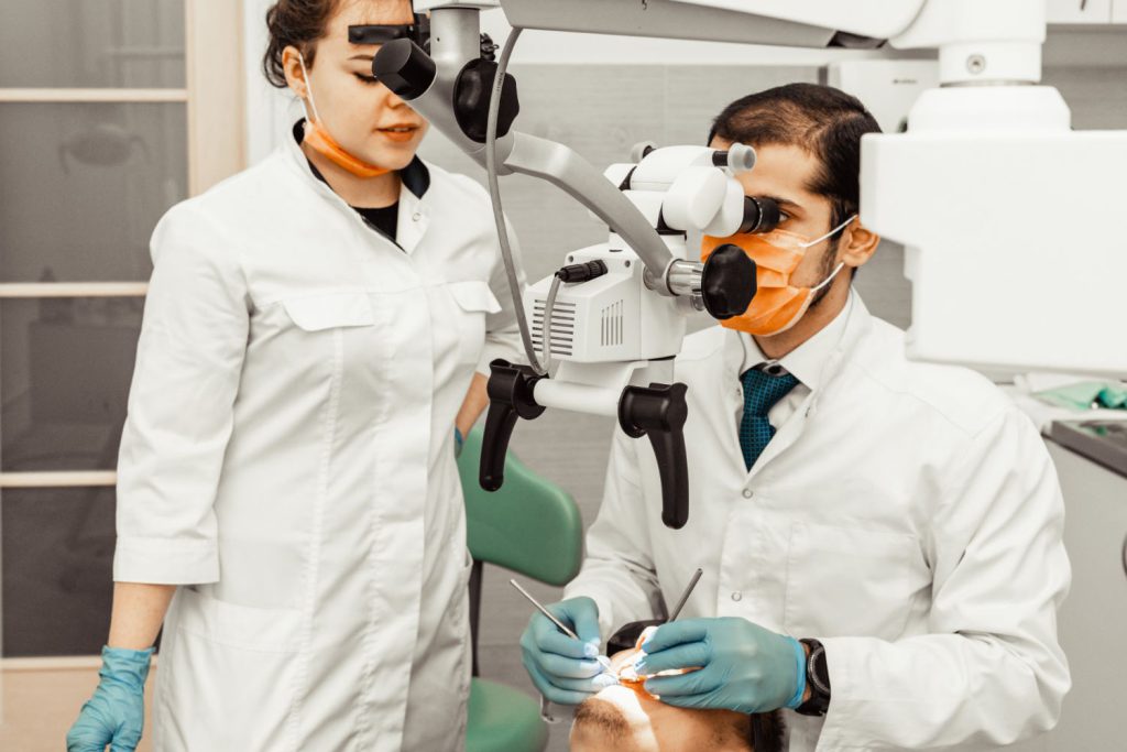 Mikroskopy stomatologiczne pozwalają na powiększenie obrazu nawet kilkadziesiąt razy, co sprawia, że drobne detale stają się widoczne dla lekarza