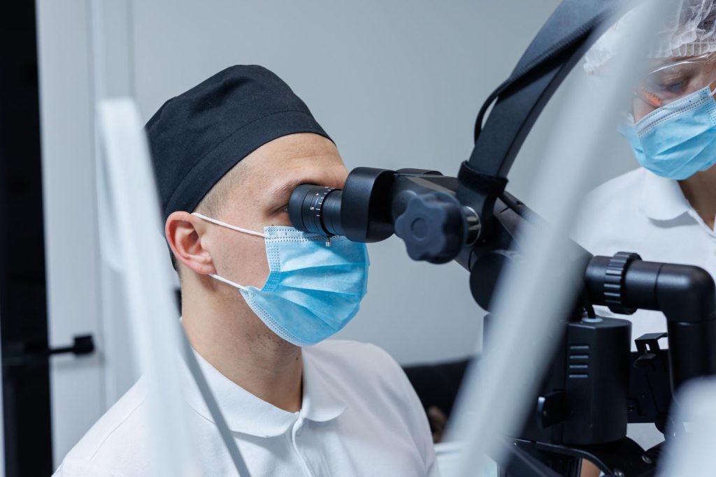 Stomatologia mikroskopowa, do której specjalizuje się Poznań stomatolog mikroskop, to jedna z najnowszych rewolucji w dziedzinie stomatologii, która kompletnie zmienia podejście do leczenia zębów