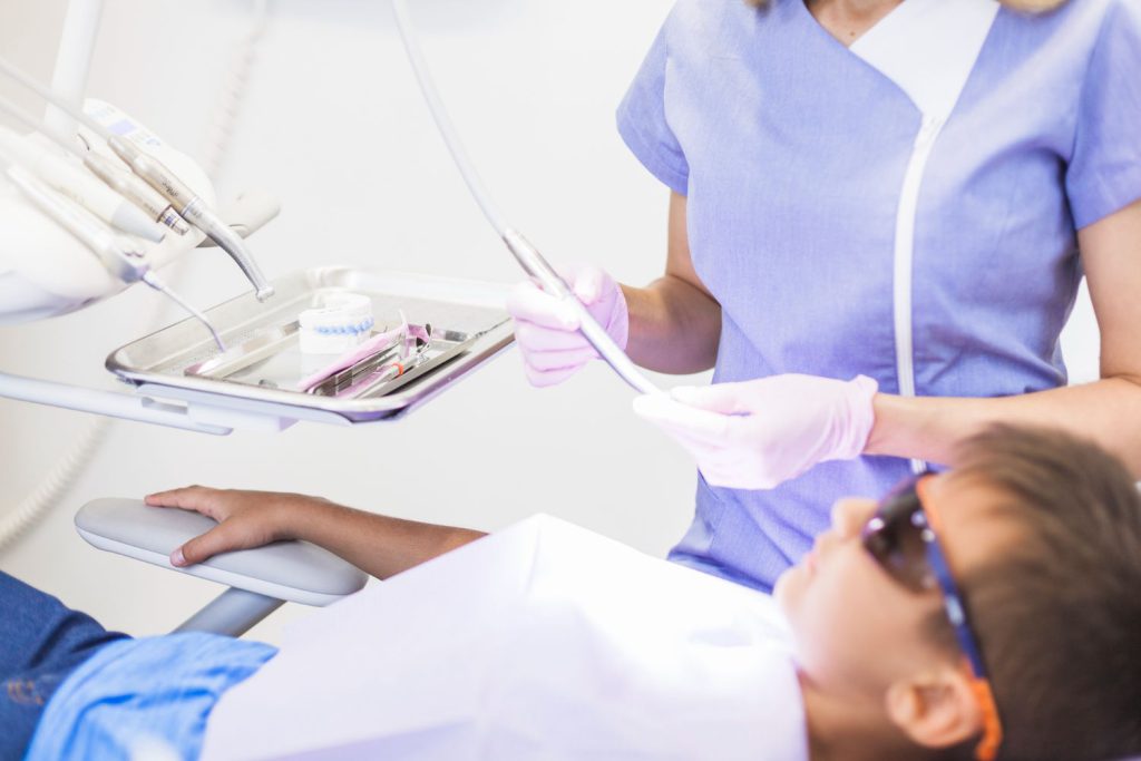 Stosowanie mikroskopu w stomatologii przynosi wiele korzyści zarówno dla pacjentów, jak i dla samych dentystów