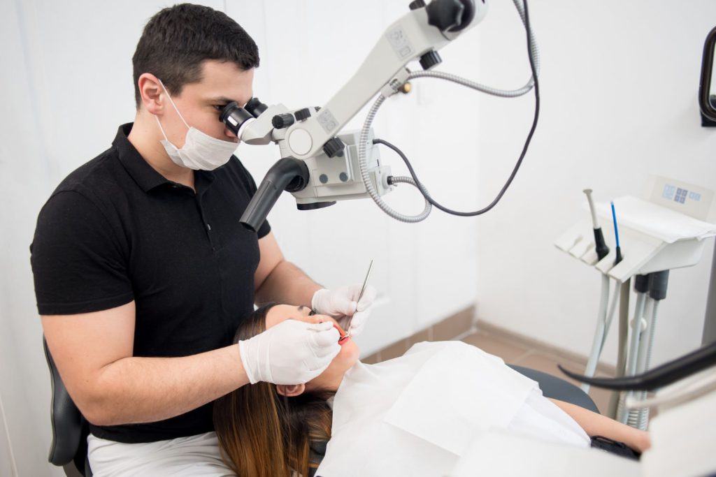 Mikroskop stomatologiczny jest nieodłącznym elementem wyposażenia nowoczesnego gabinetu dentystycznego