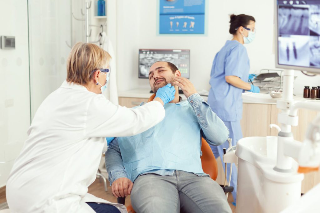 Leczenie kanałowe, zwane również endodoncją, polega na usunięciu martwego lub uszkodzonego miazgi (nerwu) znajdującego się wewnątrz zęba
