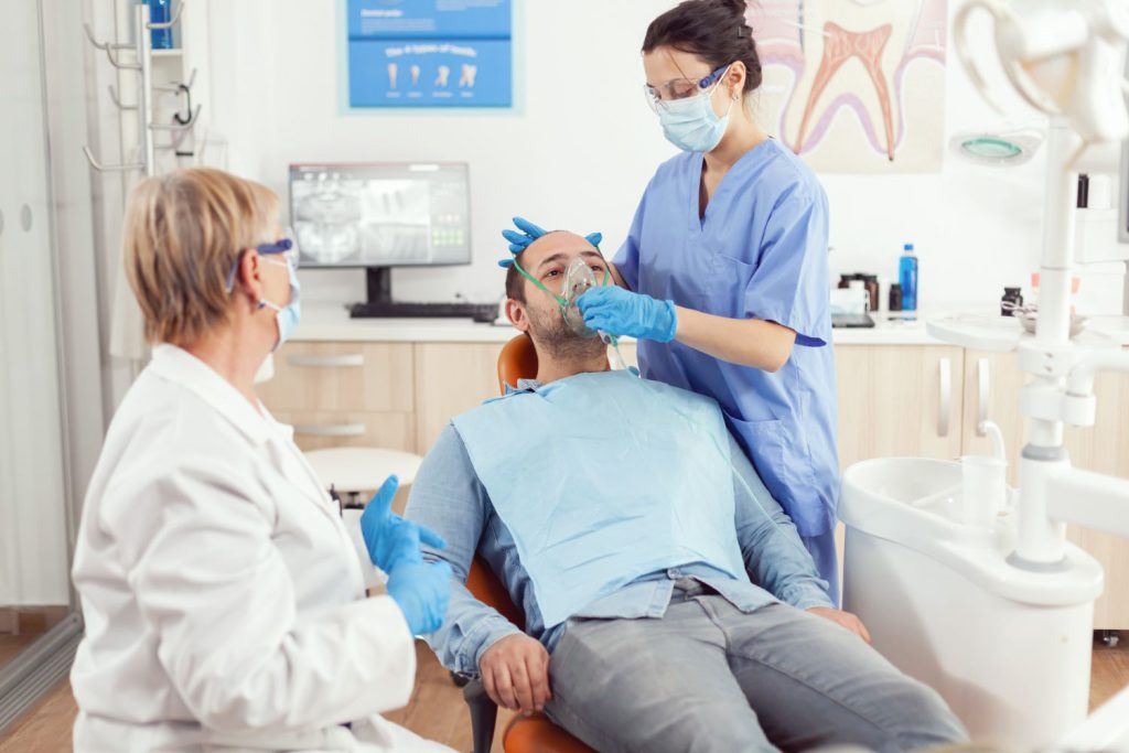 Leczenie kanałowe, zwane również endodoncją, polega na usunięciu martwego lub uszkodzonego miazgi (nerwu) znajdującego się wewnątrz zęba