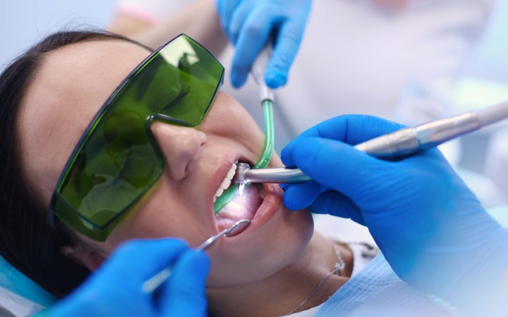Badanie i leczenie zębów odgrywają kluczową rolę w utrzymaniu zdrowej jamy ustnej