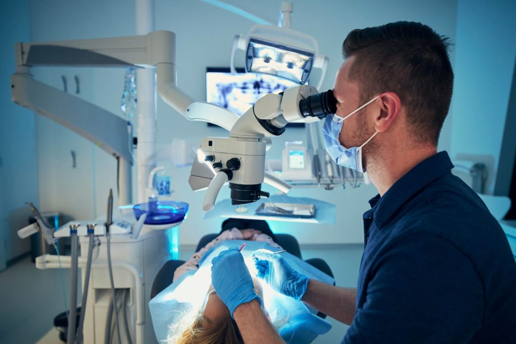Dzisiejsza stomatologia to zaawansowana dziedzina medycyny, której skuteczność wiąże się z używaniem nowoczesnych technologii i narzędzi