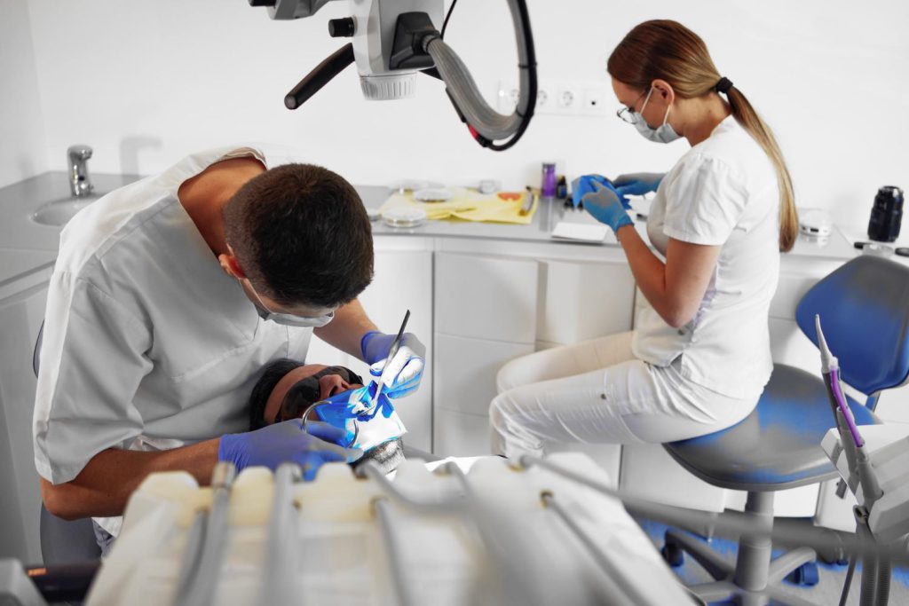 Leczenie zębów z wykorzystaniem mikroskopu to przełomowy krok w dziedzinie stomatologii
